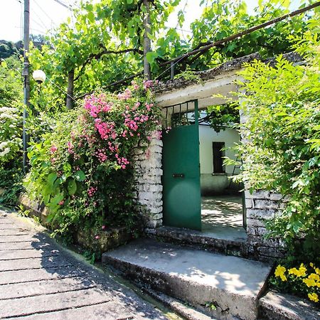 Flora'S Guesthouse 'The Fir Gate' Гірокастра Екстер'єр фото