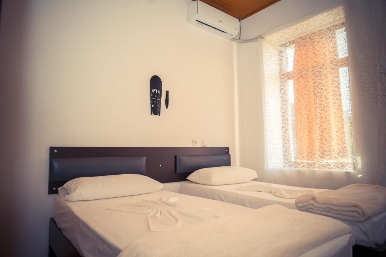 Flora'S Guesthouse 'The Fir Gate' Гірокастра Екстер'єр фото