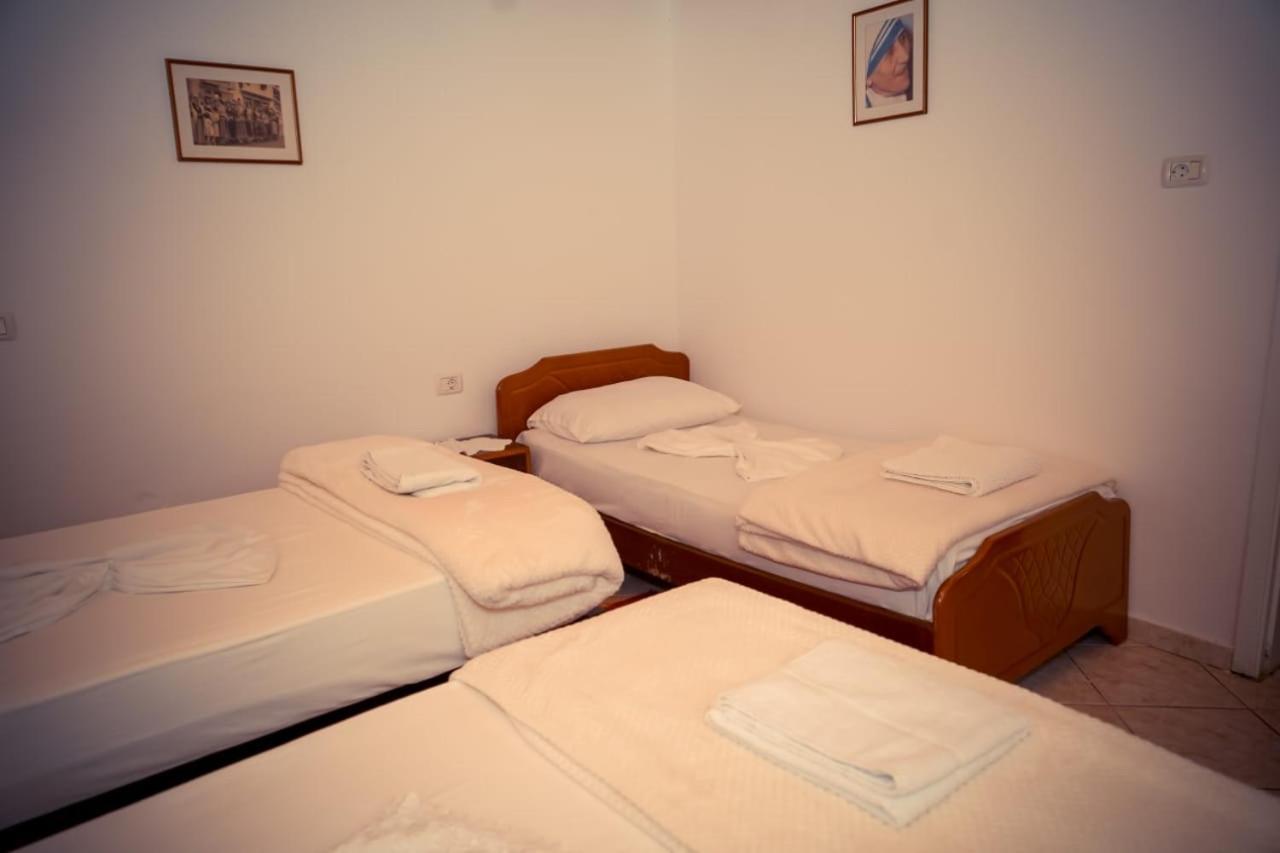 Flora'S Guesthouse 'The Fir Gate' Гірокастра Екстер'єр фото