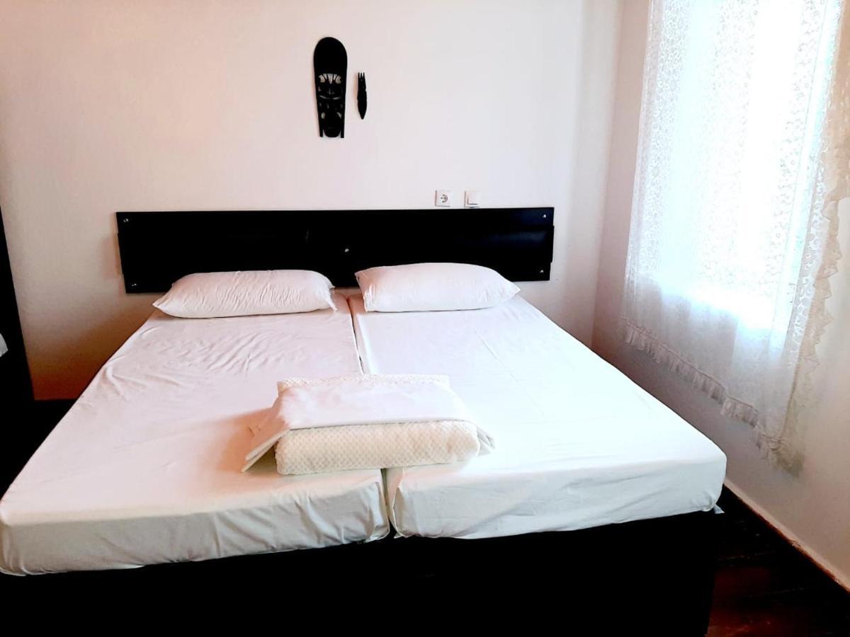 Flora'S Guesthouse 'The Fir Gate' Гірокастра Екстер'єр фото