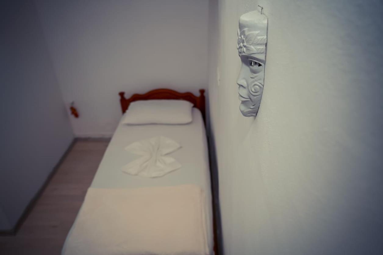 Flora'S Guesthouse 'The Fir Gate' Гірокастра Екстер'єр фото