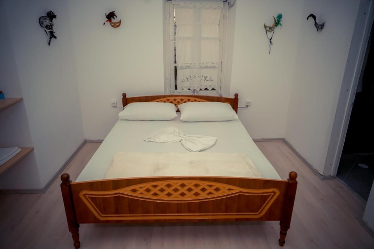 Flora'S Guesthouse 'The Fir Gate' Гірокастра Екстер'єр фото