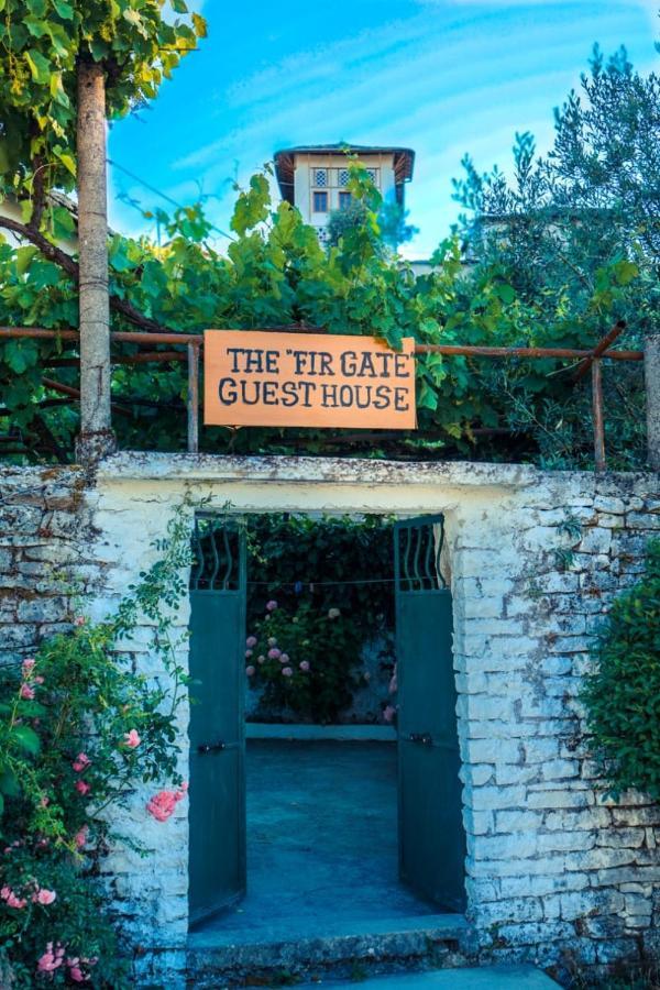 Flora'S Guesthouse 'The Fir Gate' Гірокастра Екстер'єр фото
