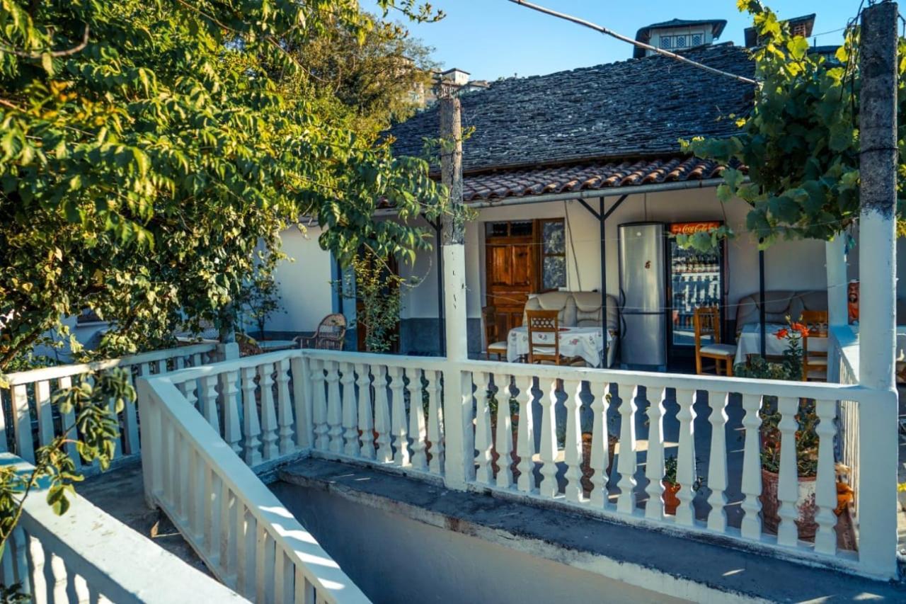 Flora'S Guesthouse 'The Fir Gate' Гірокастра Екстер'єр фото