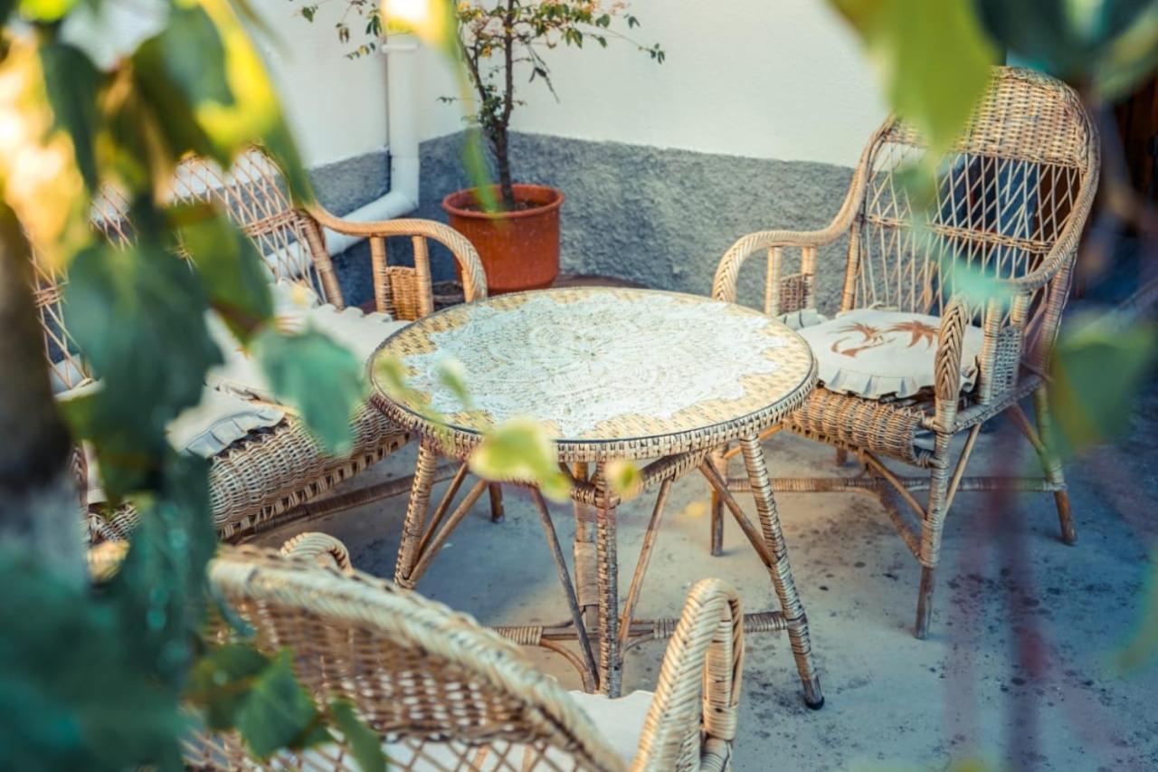 Flora'S Guesthouse 'The Fir Gate' Гірокастра Екстер'єр фото