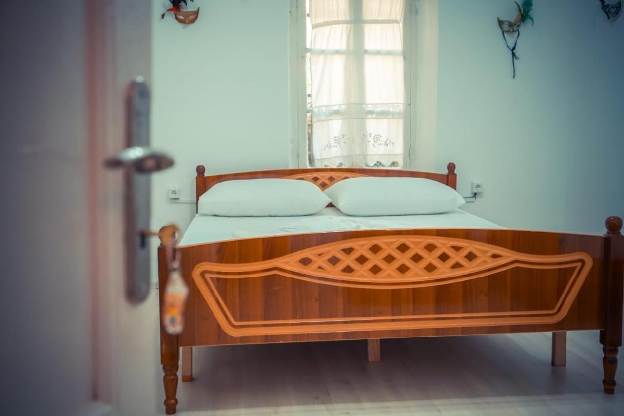 Flora'S Guesthouse 'The Fir Gate' Гірокастра Екстер'єр фото