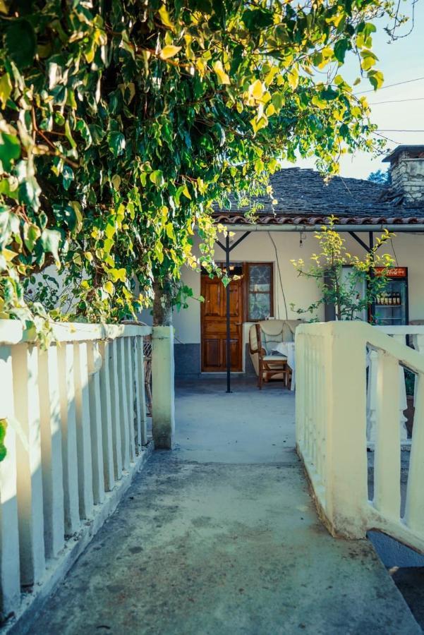 Flora'S Guesthouse 'The Fir Gate' Гірокастра Екстер'єр фото