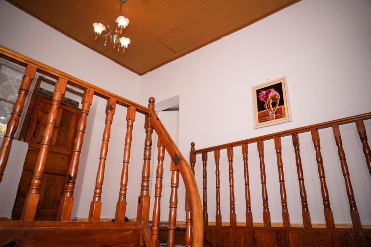 Flora'S Guesthouse 'The Fir Gate' Гірокастра Екстер'єр фото