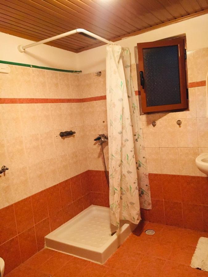 Flora'S Guesthouse 'The Fir Gate' Гірокастра Екстер'єр фото