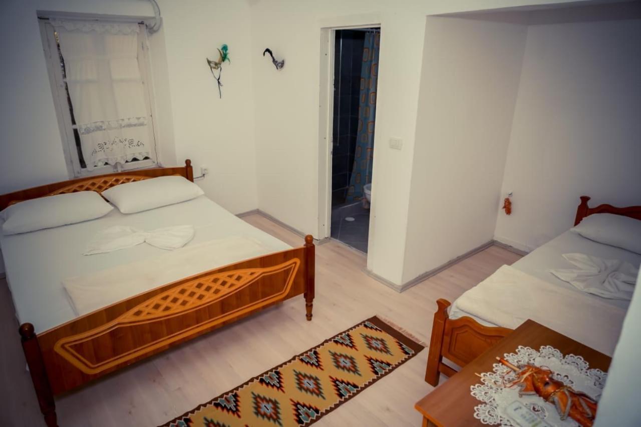 Flora'S Guesthouse 'The Fir Gate' Гірокастра Екстер'єр фото