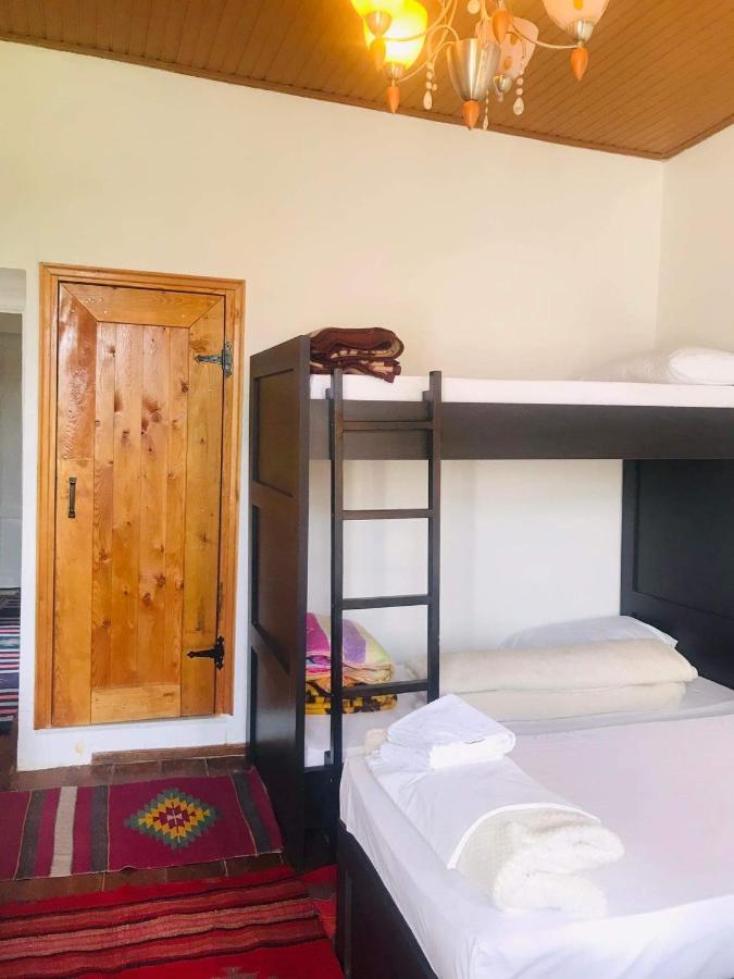 Flora'S Guesthouse 'The Fir Gate' Гірокастра Екстер'єр фото