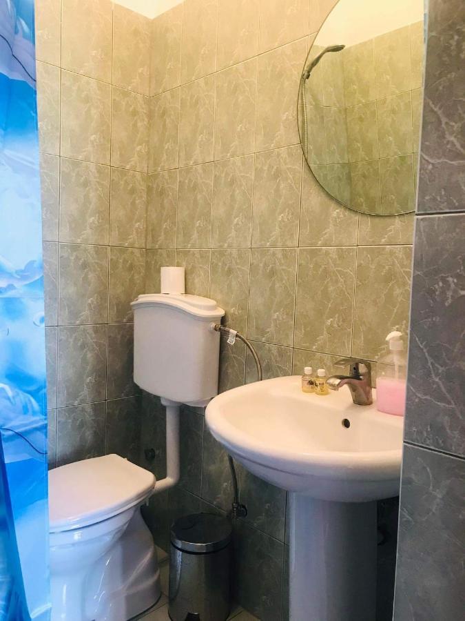 Flora'S Guesthouse 'The Fir Gate' Гірокастра Екстер'єр фото