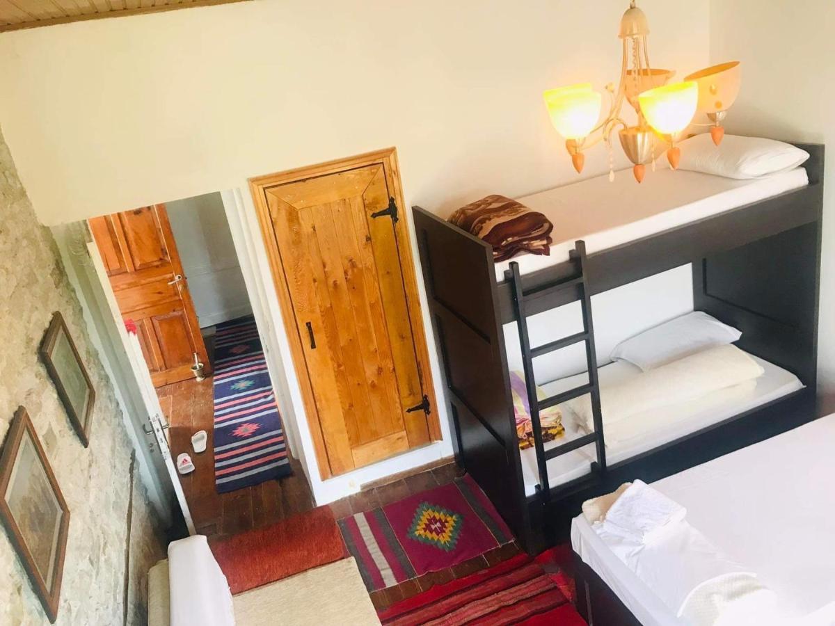 Flora'S Guesthouse 'The Fir Gate' Гірокастра Екстер'єр фото