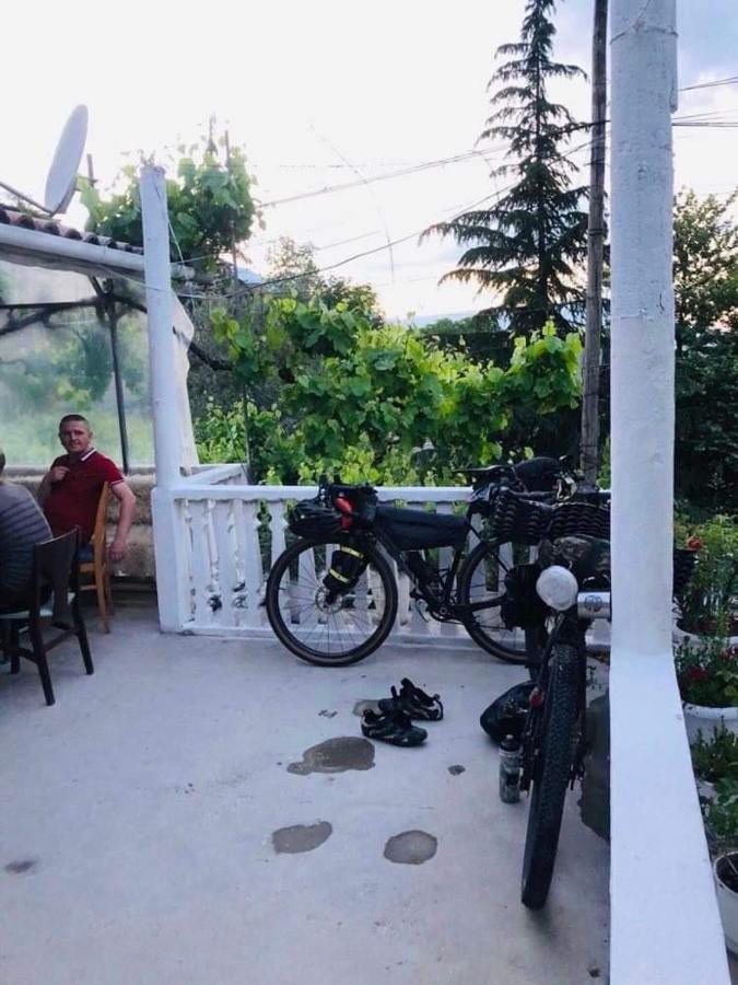 Flora'S Guesthouse 'The Fir Gate' Гірокастра Екстер'єр фото
