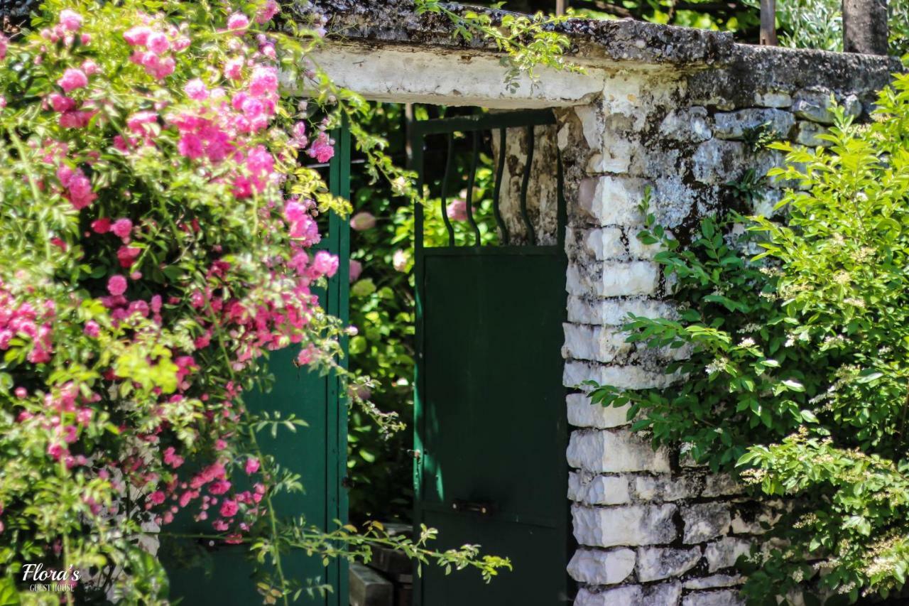 Flora'S Guesthouse 'The Fir Gate' Гірокастра Екстер'єр фото